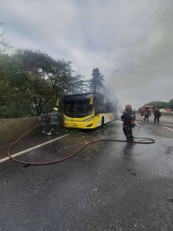 Los choferes del colectivo incendiado fueron atendidos por inhalación de humo y lograron salir por sus propios medios sin heridas graves
