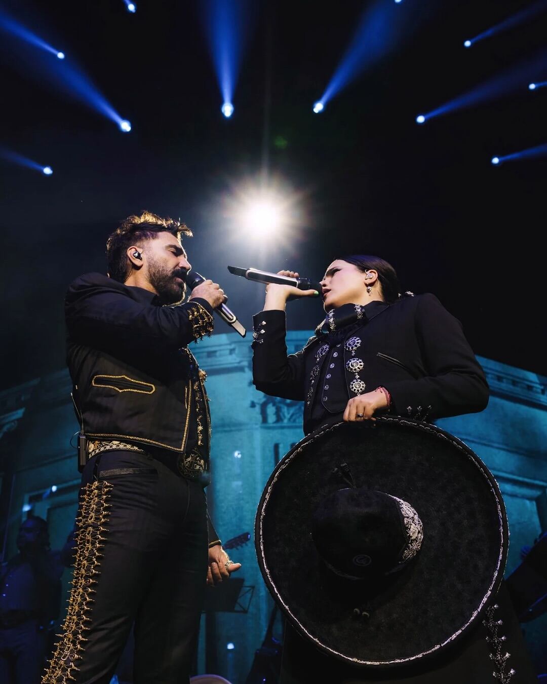Con su gira De Rey a Rey, Alejandro Fernández rindió tributo a su padre junto a su hija Camila - crédito @alexoficial/Instagram
