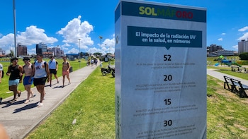 Detrás del semáforo del sol