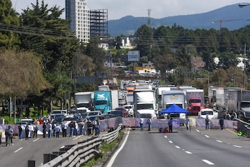 Integrantes del Colectivo Mariposas Buscando Corazones y Justicia Nacional así como el Colectivo Flores en el Corazón, bloquearon en ambos sentidos la carretera Toluca-México, a la altura del municipio de Lerma ( CRISANTA ESPINOSA AGUILAR/CUARTOSCURO.COM)
