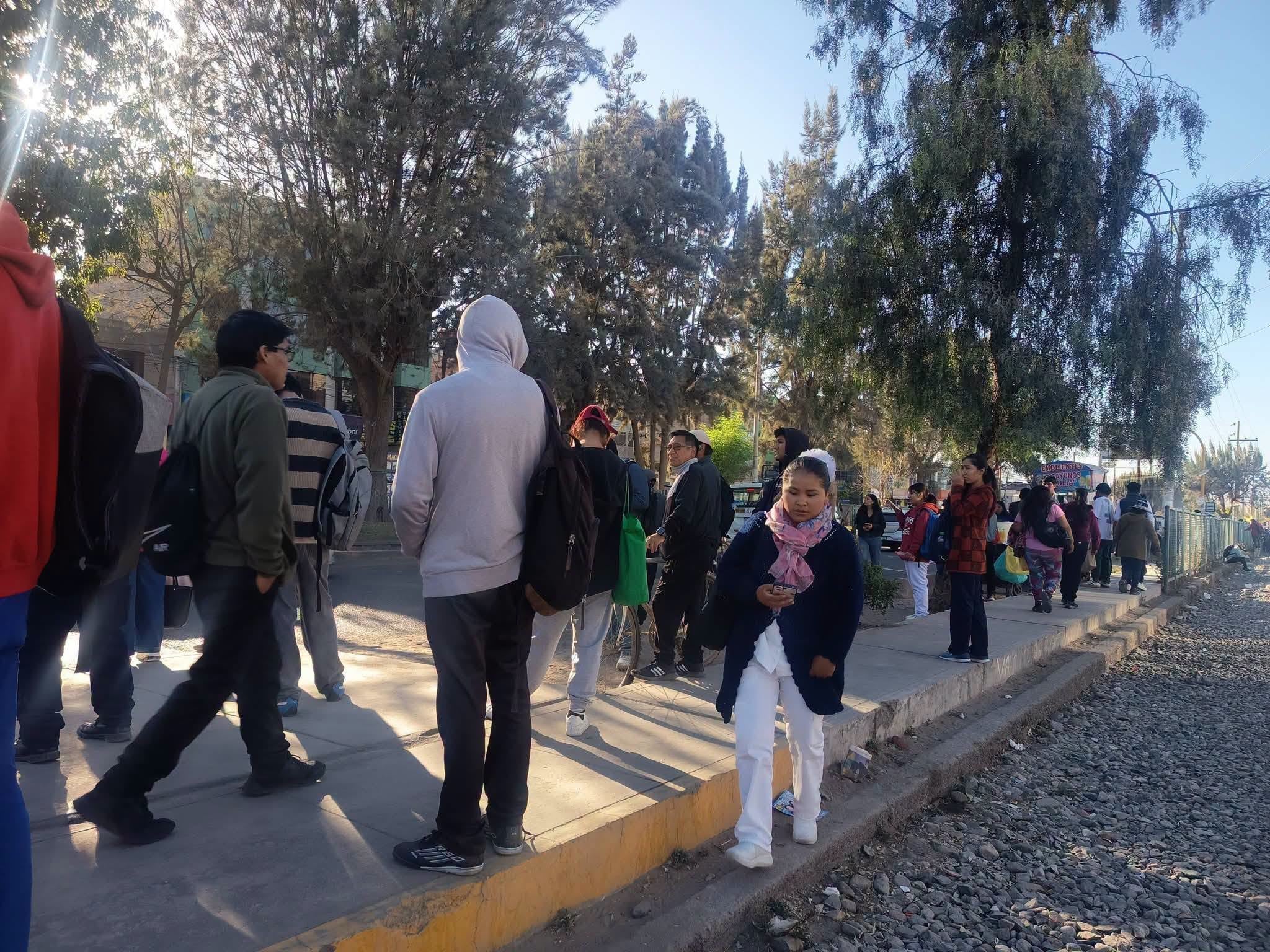 Pobladores de Arequipa transitan a pie por las calles y se congregan en las aceras, afectados por el paro de transportistas en la ciudad. (La Vanguardia)
