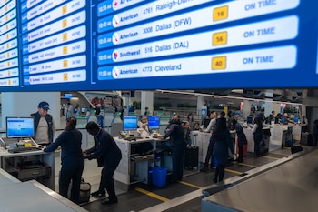 Imagen de archivo del estado de los vuelos en una pantalla del aeropuerto de La Guardia en Nueva York (EE.UU.). Foto EFE/ Ángel Colmenares