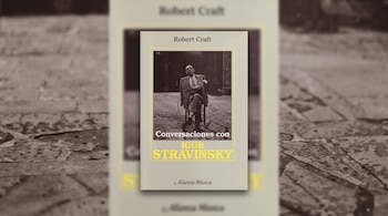 Libro titulado Conversaciones con Igor Stravinsky de Robert Craft, con una foto en blanco y negro del compositor sobre un fondo desenfocado.