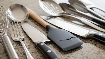 El utensilio de cocina que podría estar enfermándote, según un científico especializado en alimentos