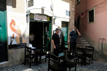 Una casa de Fado, ubicada en el histórico barrio de Alfama, aguarda la llegada de clientes antes de la hora del almuerzo, este lunes en Lisboa, Portugal. Los portugueses empiezan hoy a disfrutar la vida en la calle con la segunda fase de su desescalada, que permite la apertura de restaurantes, cafeterías y sus clásicas pastelerías, e incluso el regreso a clase para los alumnos de bachillerato, aunque con estrictas medidas de seguridad. EFE/Cynthia De Benito
