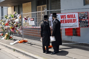 Gente reunida ante la sinagoga