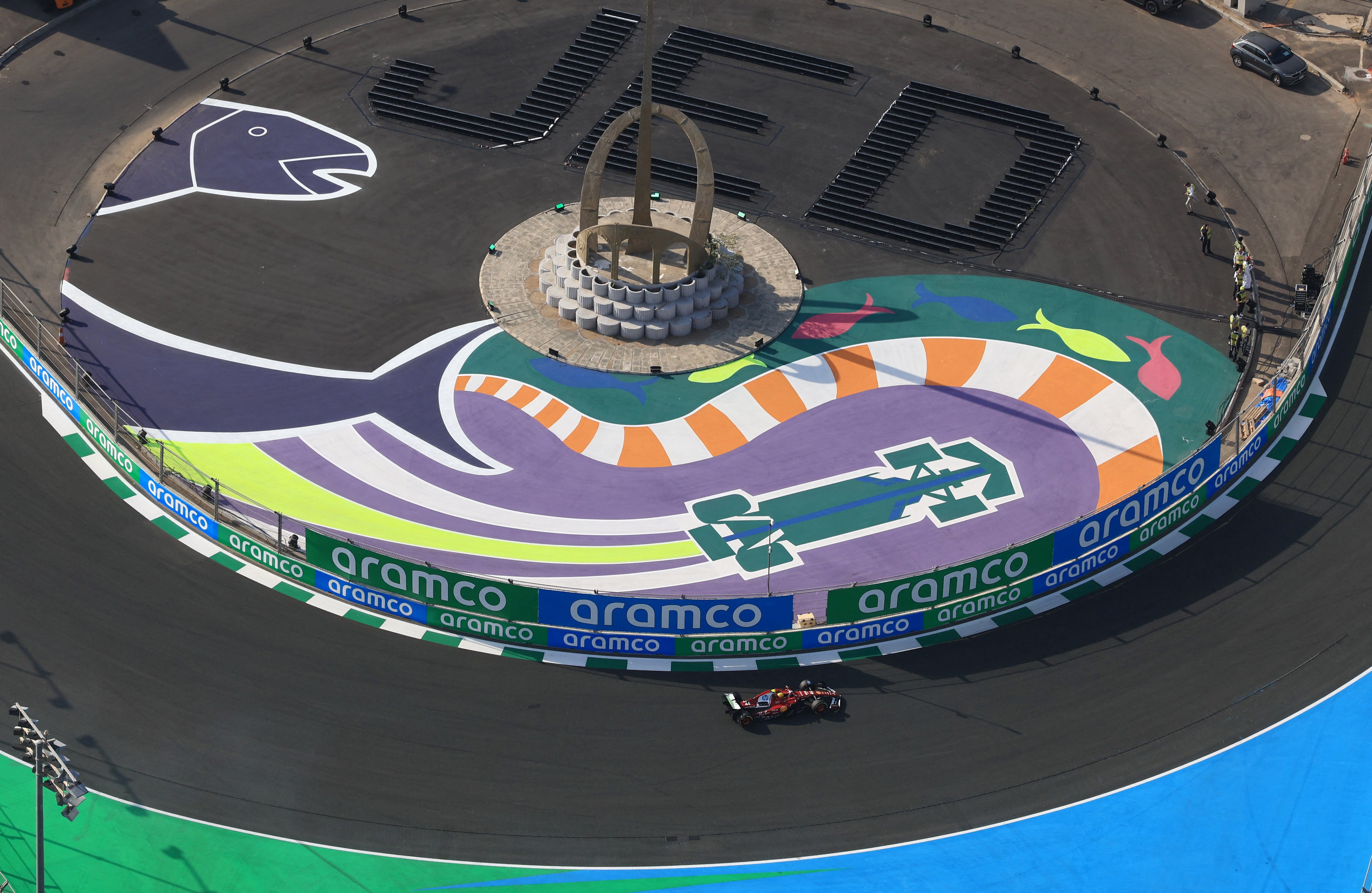 La actividad se inició en Yeda con los McLaren marcando el tiempo (Foto: Reuters/Thaier Al-Sudani)