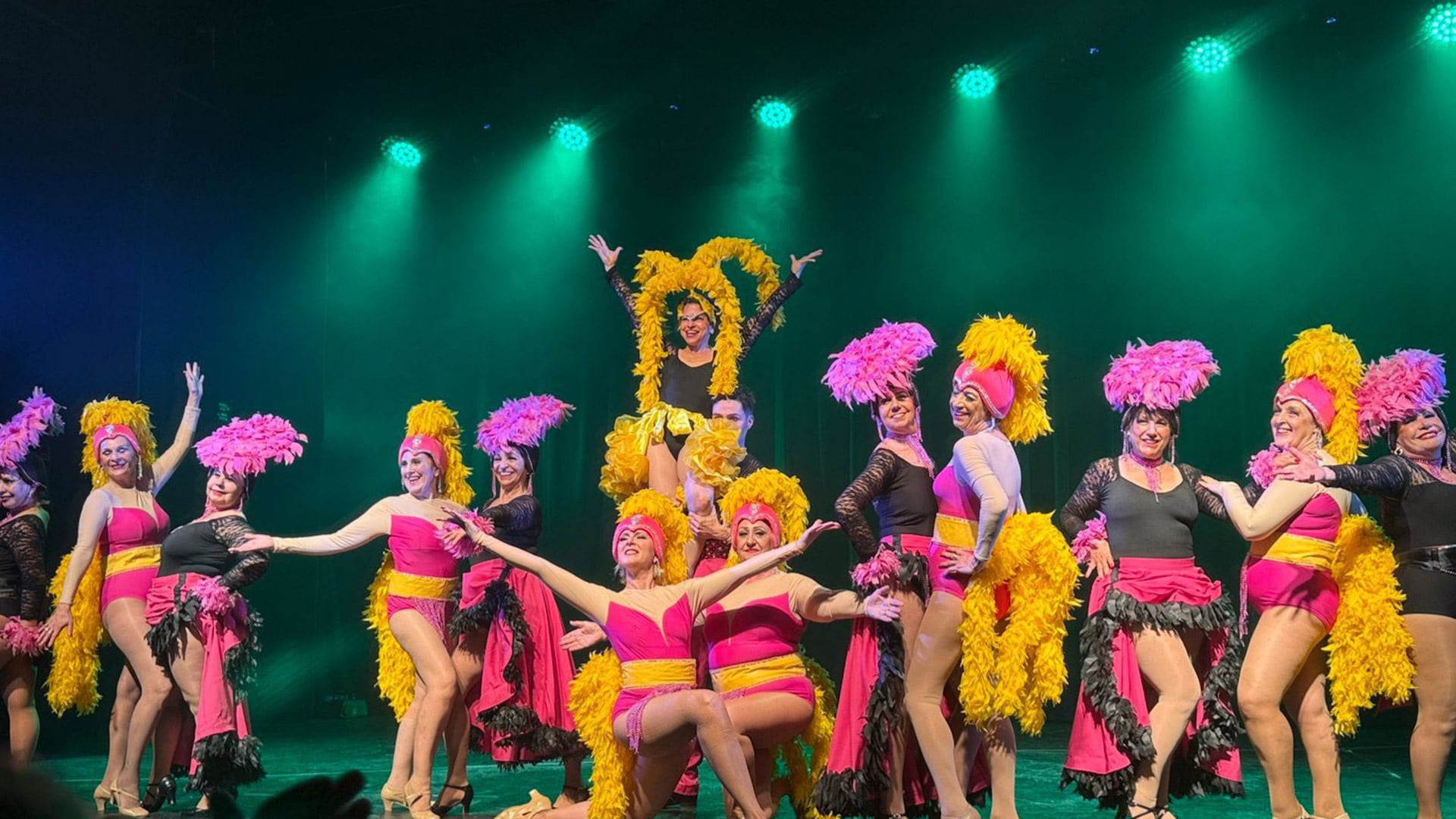 Lo que comienza como una clase semanal de baile puede terminar en un show: mujeres + 50 en escena