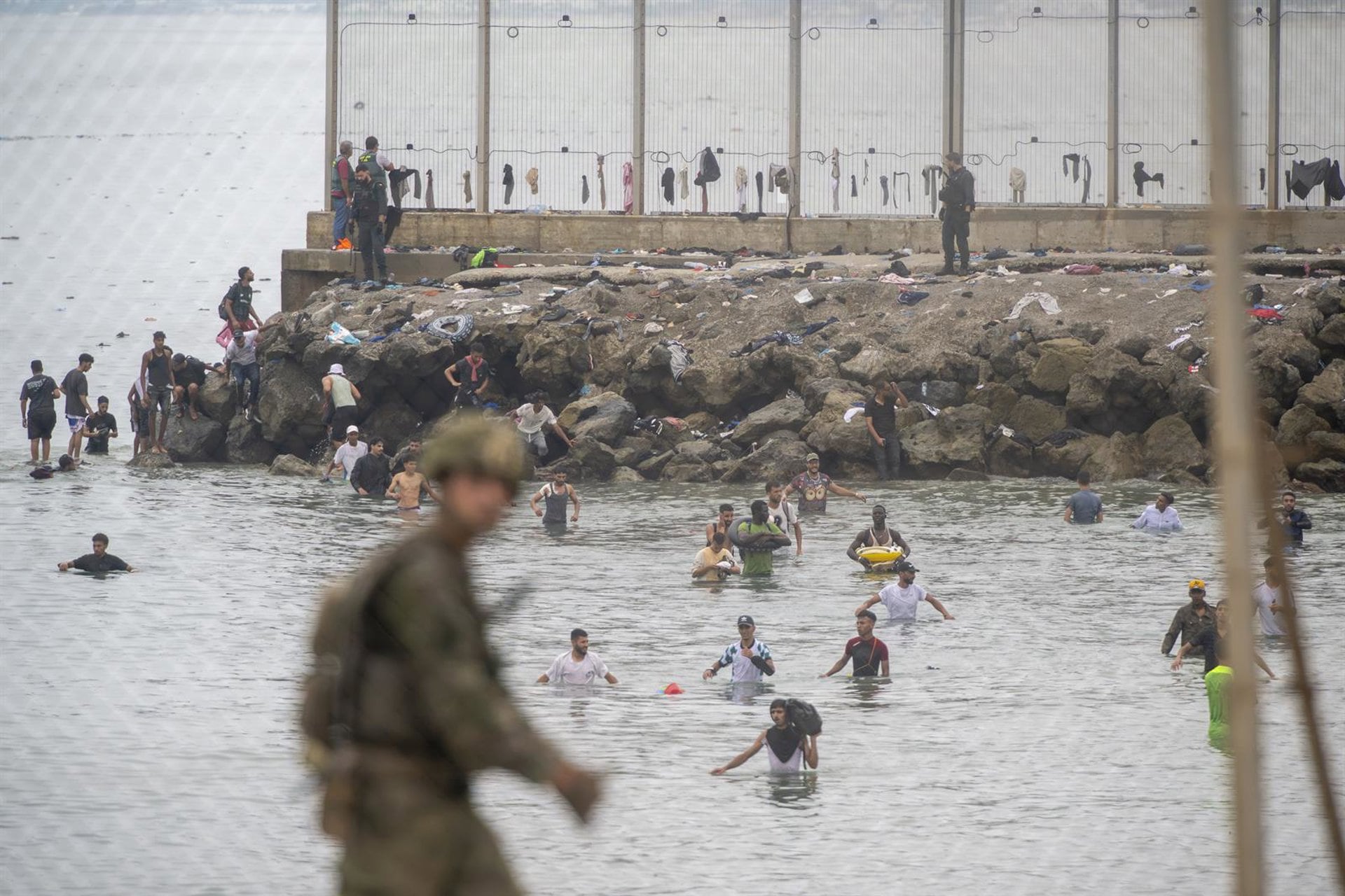 31/07/2026 Decenas de personas siguen intentando cruzar la frontera, a 31 de julio de 2026, en Ceuta (España). La ciudad autónoma de Ceuta ha amanecido con numerosas personas que seguían entrando desde Marruecos a primera hora de esta mañana después de una madrugada en la que la afluencia por la zona fronteriza no ha cesado. Miles de inmigrantes han accedido desde hoy a la ciudad autónoma a nado y también a pie bordeando el espigón que separa de Marruecos la ciudad autónoma. Fuentes policiales precisan que son más de 20.000 las personas que habrían entrado a España.
POLITICA
Marcos Moreno - Europa Press