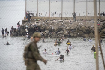 31/07/2026 Decenas de personas siguen intentando cruzar la frontera, a 31 de julio de 2026, en Ceuta (España). La ciudad autónoma de Ceuta ha amanecido con numerosas personas que seguían entrando desde Marruecos a primera hora de esta mañana después de una madrugada en la que la afluencia por la zona fronteriza no ha cesado. Miles de inmigrantes han accedido desde hoy a la ciudad autónoma a nado y también a pie bordeando el espigón que separa de Marruecos la ciudad autónoma. Fuentes policiales precisan que son más de 20.000 las personas que habrían entrado a España.
POLITICA
Marcos Moreno - Europa Press