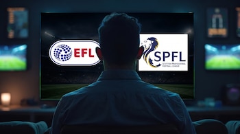 Una persona de espaldas observa una pantalla con los logotipos de la English Football League y la Scottish Professional Football League.