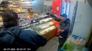 “¡Dame la plata o te pego un tiro!“: la pesadilla de 19 segundos que vivieron los empleados de una panadería durante un robo