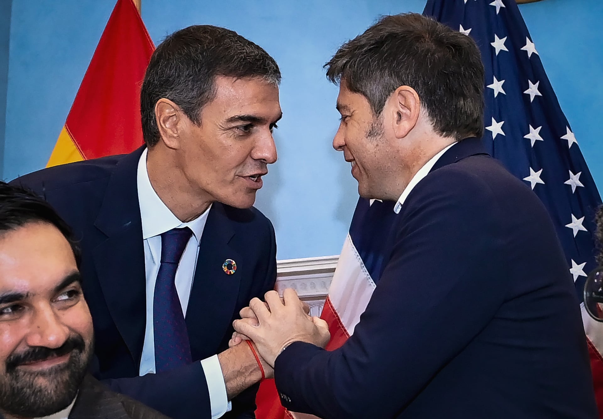 El presidente del Gobierno de España, Pedro Sánchez, estrecha la mano con Axel Kicillof durante una reunión diplomática en los Estados Unidos