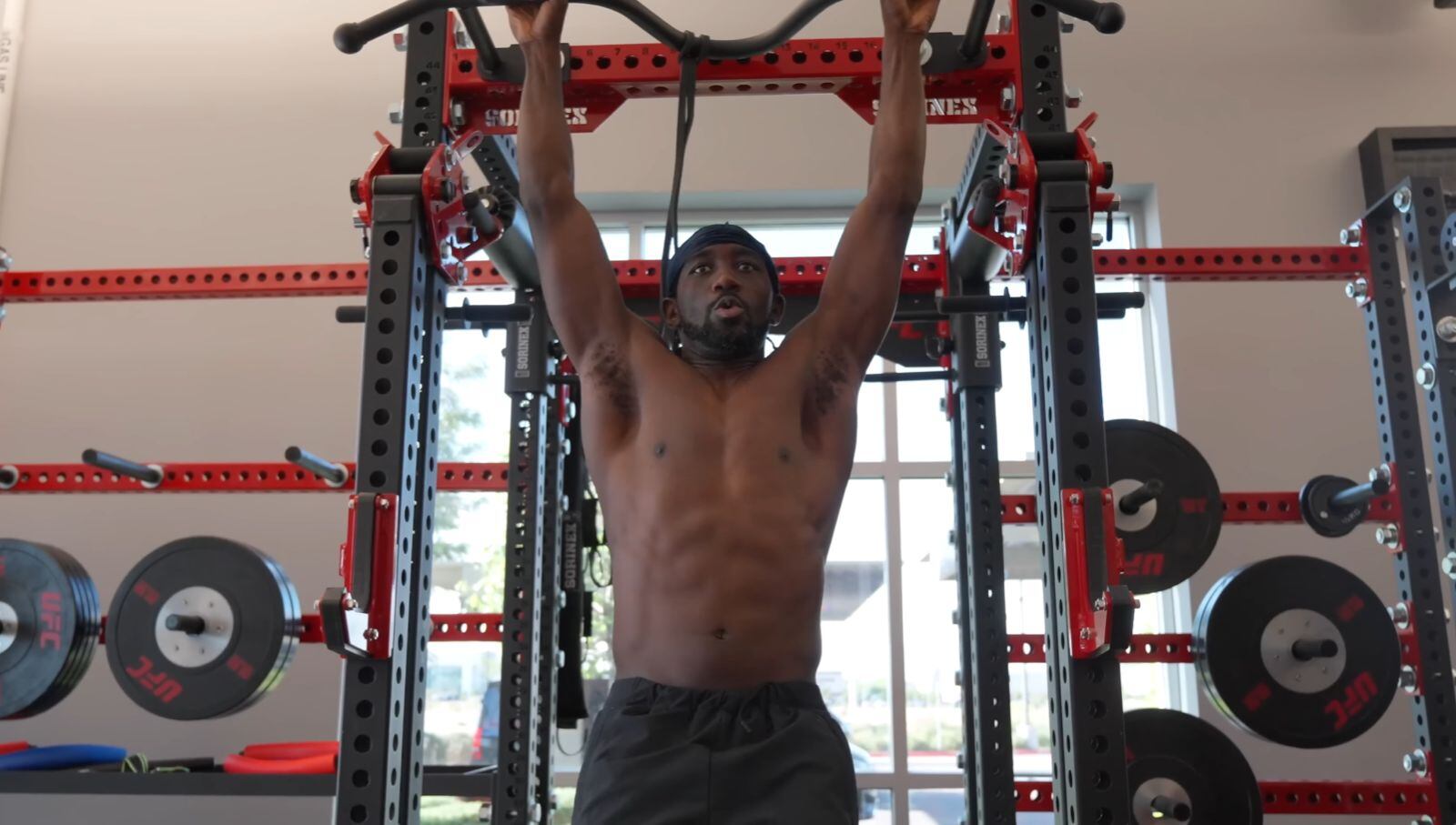 Cada sesión incluye fuerza, acondicionamiento y boxeo, con ejercicios seleccionados y adaptados diariamente (Captura de video: YouTube)