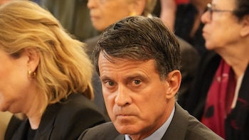 El exprimer ministro francés, Manuel Valls, durante la ceremonia de entrega de un premio literario al rey emérito Juan Carlos I por su libro de memorias, en la Asamblea Nacional francesa (Ana López / Europa Press)