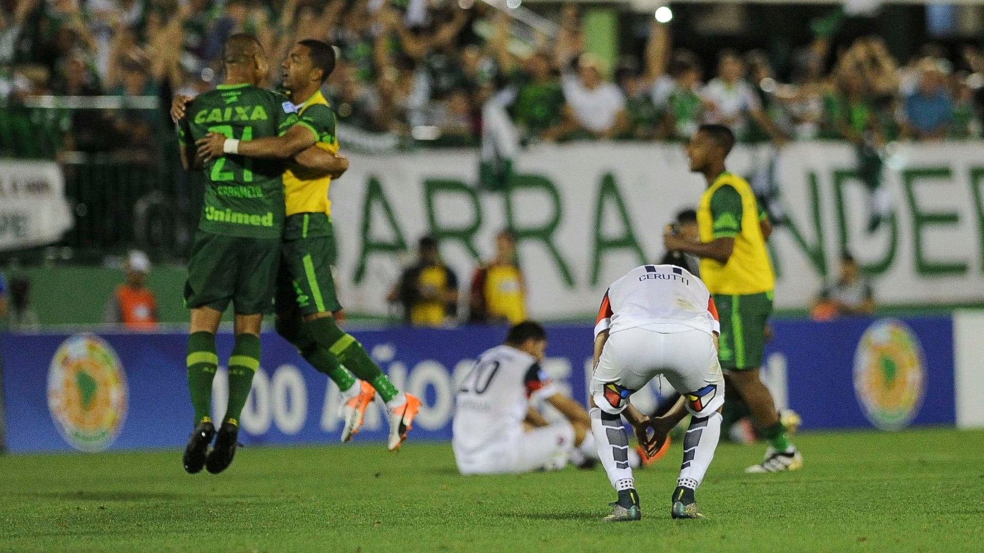 Jugadores de Chapecoense festejan el triunfo sobre San Lorenzo por las semifinales de la Copa Sudamericana 2016. Luego sobrevendría la tragedia