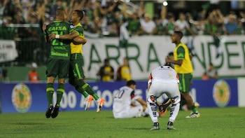 Jugadores de Chapecoense festejan el triunfo sobre San Lorenzo por las semifinales de la Copa Sudamericana 2016. Luego sobrevendría la tragedia