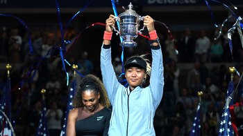 Naomi Osaka ganó su primer título de Grand Slam al imponerse a Serena Williams en la final del US Open 2018 (AFP)