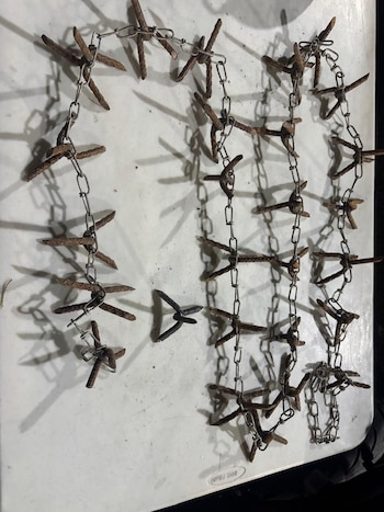 Hombres armados escapan y dejan arsenal en una camioneta en Puebla: incluía granadas, armas de fuego y ponchallantas