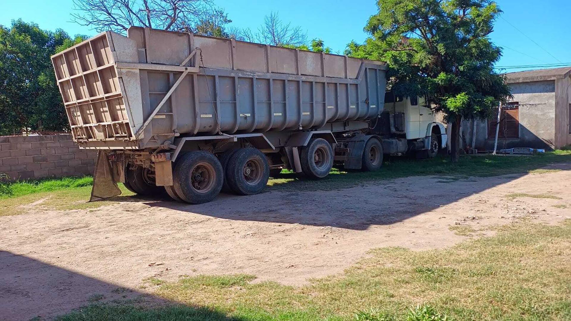 Un camionero de 33 años murió al ser arrollado por su propio vehículo, un camión con batea Mercedes Benz (Policía de Córdoba)