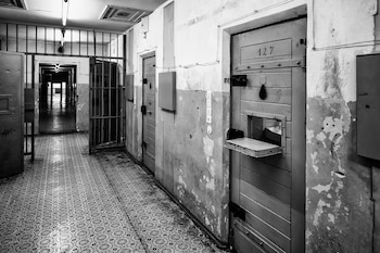 La puerta de una celda