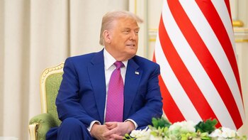 Trump amenaza con multar al