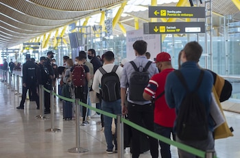 26/03/2021 Agentes de policía nacional realizan controles a los pasajeros de la T4 del Aeropuerto Adolfo Suárez Madrid-Barajas, en Madrid (España), a 26 de marzo de 2021. Un total de 4.818 efectivos de las Fuerzas y Cuerpos de Seguridad del Estado (FCSE) se desplegarán esta Semana Santa en la Comunidad de Madrid para realizar las labores de seguridad vial, vigilancia aeroportuaria y controles de movilidad en cumplimiento del cierre perimetral en vigor desde hoy viernes, según datos avanzados a Europa Press por la Delegación del Gobierno en Madrid.
POLITICA
Alberto Ortega - Europa Press