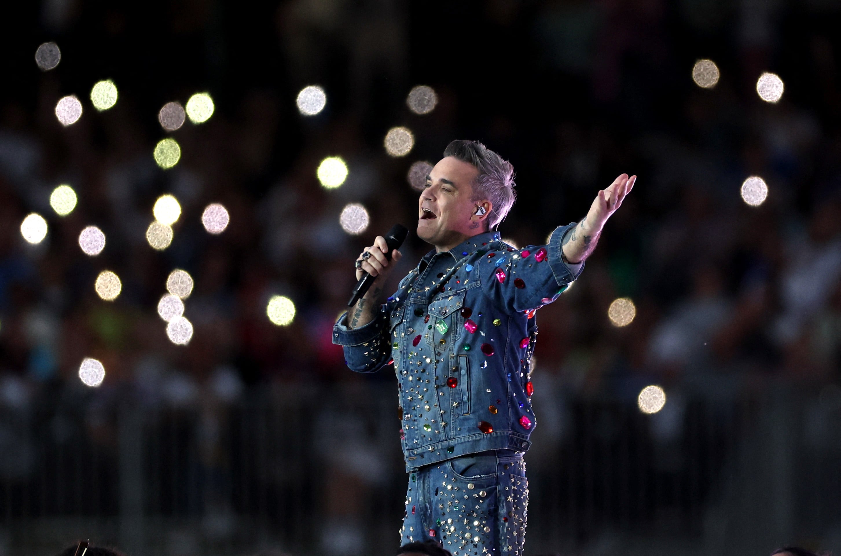 Soccer Football - Soccer Aid 2022- England XI v World XI - London Stadium, London, Britain - June 12, 2022 Singer Robbie Williams performs at half time Action Images via Reuters/Matthew Childs