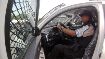 Un ecuatoriano deportado de EE.UU. saltó de un patrullero y fue recapturado tras correr 800 metros en Guayaquil
