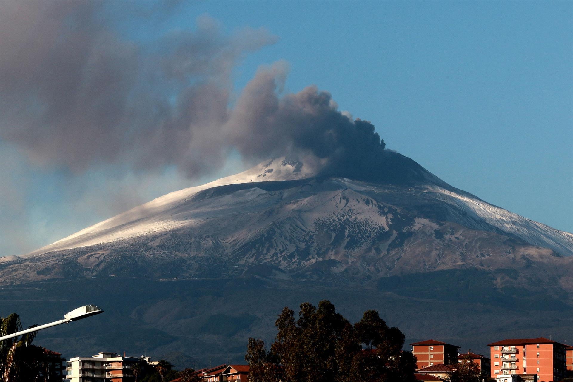 El aeropuerto italiano de Catania cancela hasta 130 vuelos este lunes tras la erupción del volcán Etna (Europa Press)