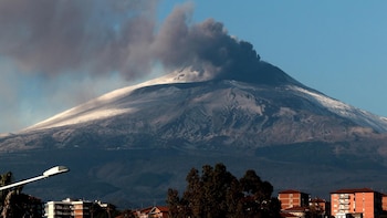 El aumento de actividad volcánica del Etna obliga a cerrar el aeropuerto de Catania en Sicilia y deja a siete españolas atrapadas en la isla: “No nos han dado ningún tipo de solución”