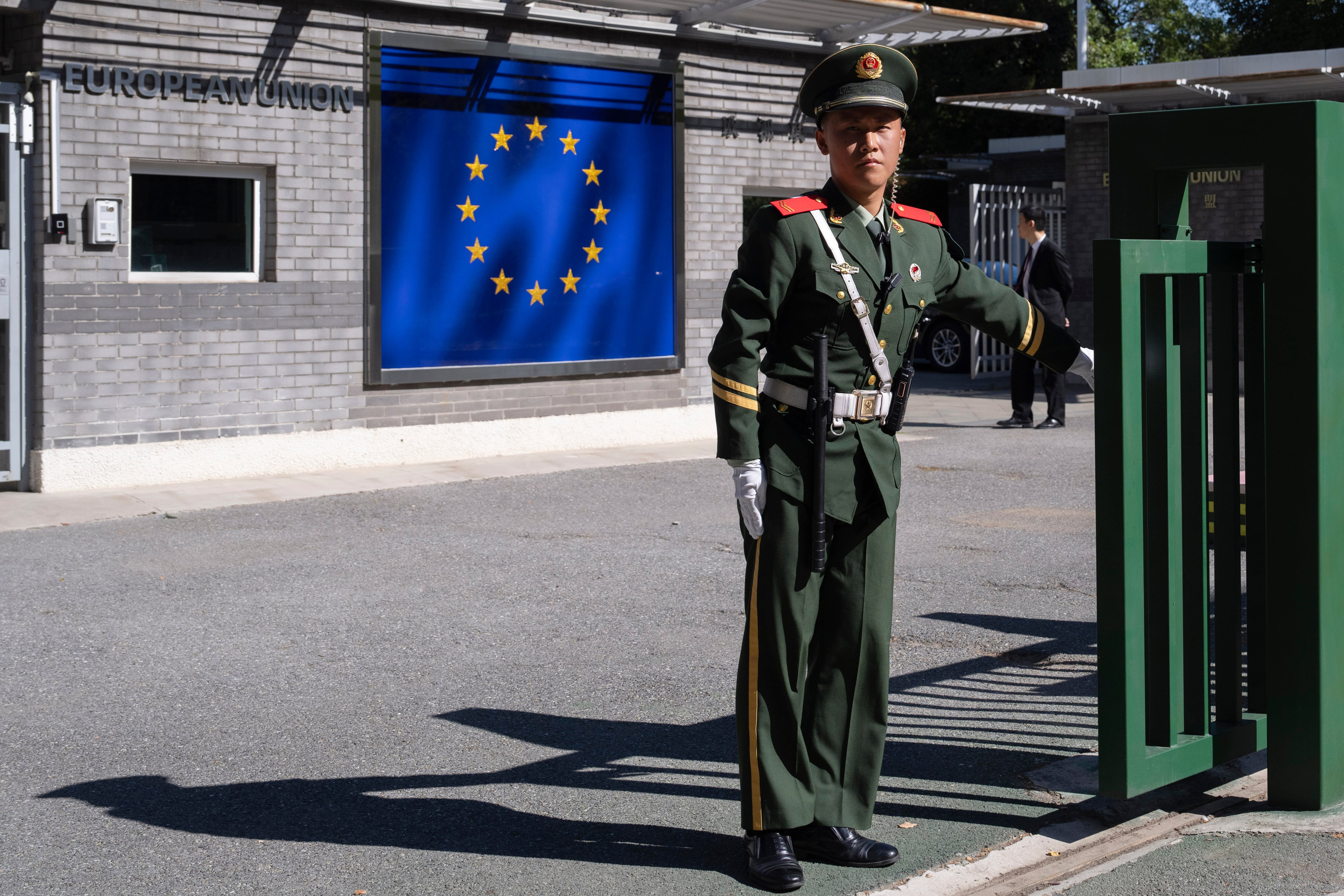 Un policía paramilitar chino monta guardia en la entrada de la Delegación de la Unión Europea en Beijing, China. (AP Foto/Ng Han Guan, Archivo)