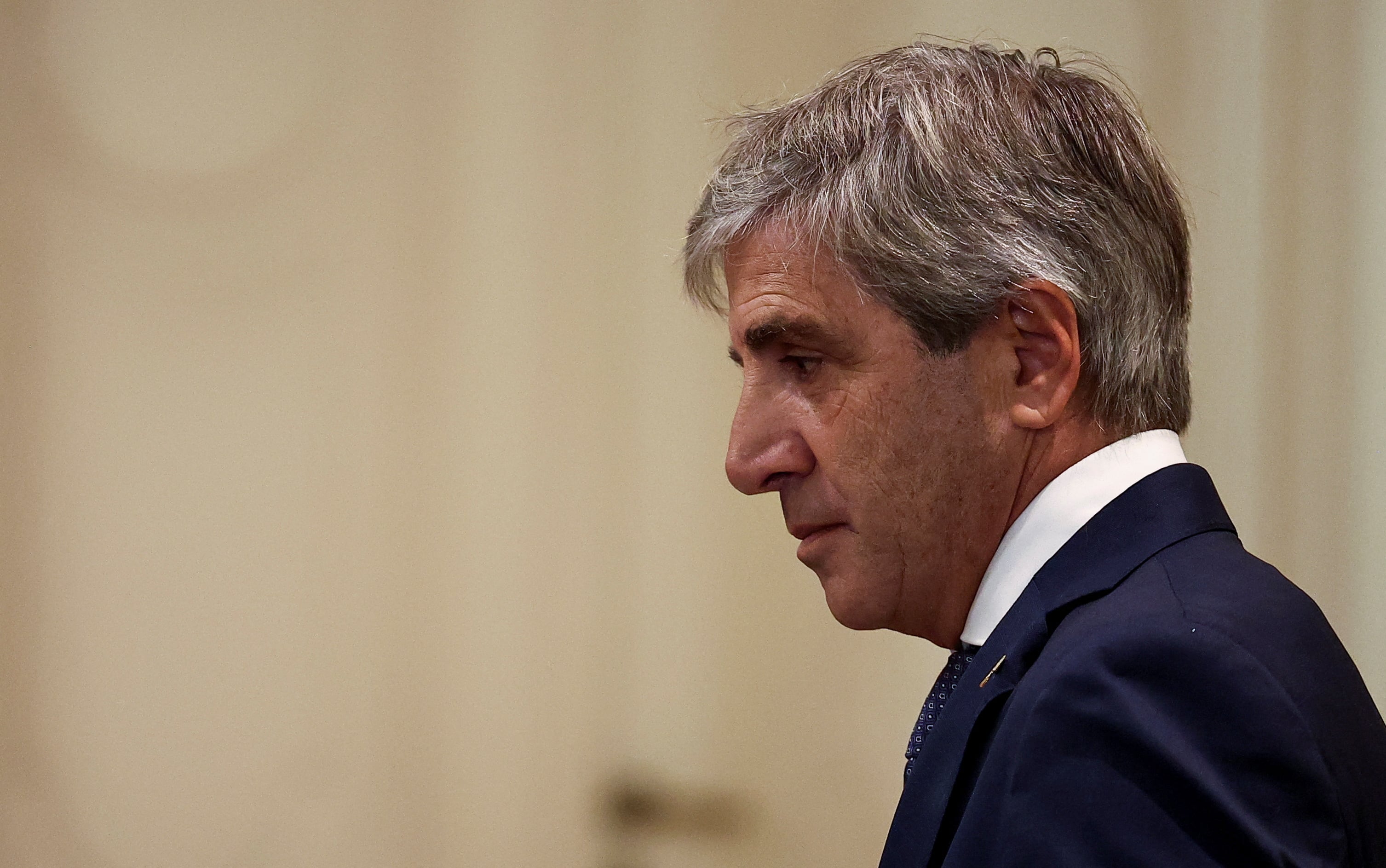 El ministro de Economía, Luis Caputo, tratará de aprovechar los dólares que acaban de cobrar los bonistas para obtener USD 2.000 millones (Reuters)