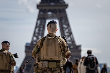 Soldados franceses patrullan cerca de