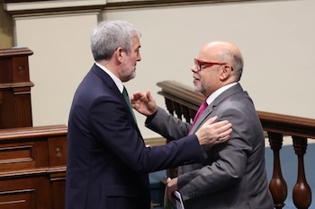 11/03/2026 El presidente de Canarias, Fernando Clavijo, saluda al portavoz del Grupo Nacionalista, José Miguel Barragán, en el 'Debate sobre el Estado de la Nacionalidad'
ESPAÑA EUROPA ISLAS CANARIAS POLÍTICA
ÁLEX ROSA (PARLAMENTO DE CANARIAS)
