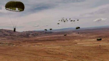 Centenares de paracaidistas forman parte