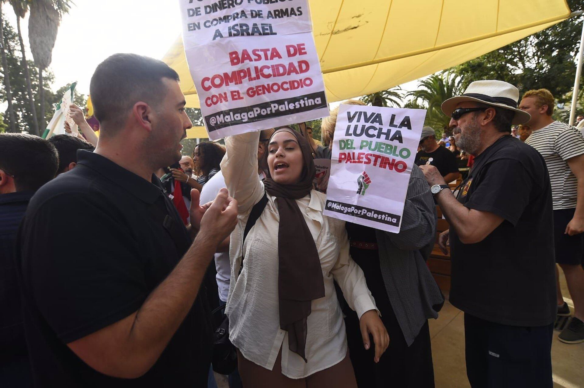 Imagen de archivo de un grupo de jóvenes interrumpiendo momentáneamente el mitin de Sumar en la ciudad de Málaga al grito