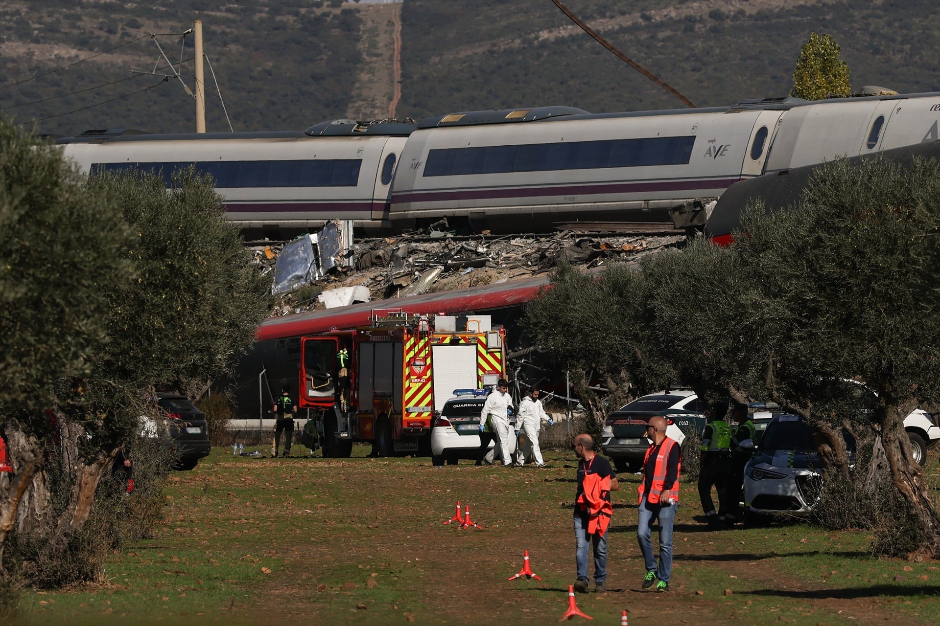 Agentes de los Servicios de Emergencias trabajan en el lugar de los hechos, a 28 de octubre de 2026, en Urda, Toledo, Castilla-La Mancha (España). (Alejandro Martínez Vélez / Europa Press)