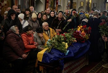 Familiares y personas asisten a