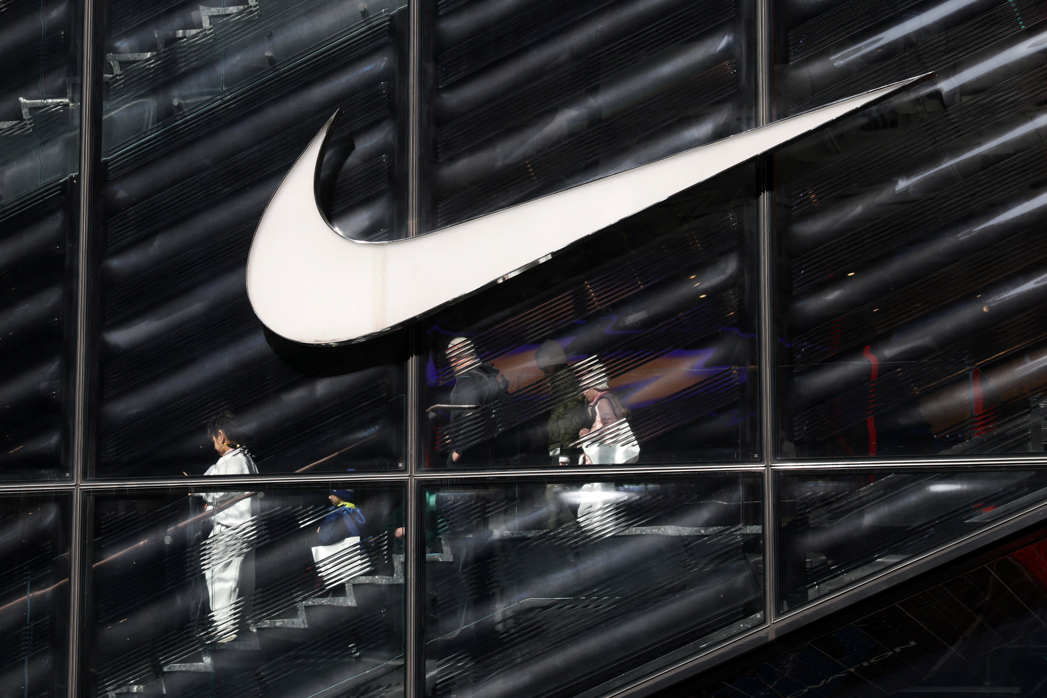 Nike anunció una reorganización global con unos 1.400 recortes de empleo, menos del 2% de su plantilla, y concentró cambios en tecnología, manufactura y distribución (REUTERS/Kylie Cooper)