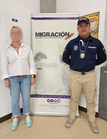 Una ciudadana estadounidense fue detenida en el aeropuerto José María Córdova por una alerta de Interpol por extorsión agravada solicitada por México - crédito Migración Colombia