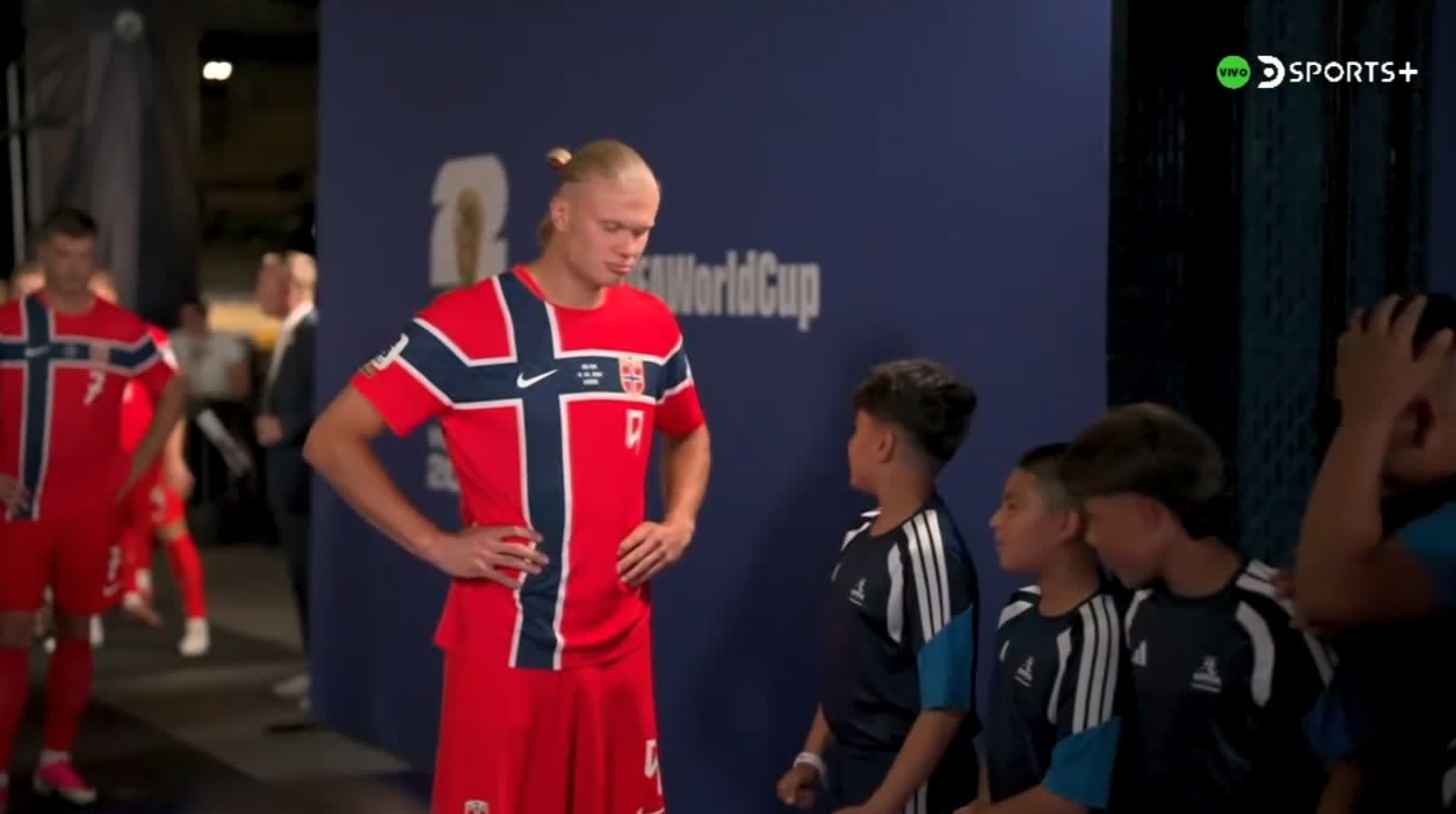 Erling Haaland sonríe mientras interactúa con un grupo de niños visiblemente entusiasmados que le piden su camiseta, generando un momento memorable previo al Mundial 2026.
