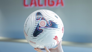 LaLiga estrena el balón más inteligente del mundo: tiene que cargarse y ayudará a los árbitros cuando acudan al VAR