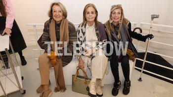 La madre de la Reina Máxima recorrió la muestra de Jacinta Grondona con sus amigas