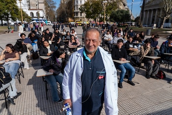 Decano de Odontología, Pablo Rodríguez - La UBA - clases públicas en Plaza de Mayo