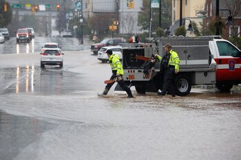 Bomberos transportan equipos por una calle inundada tras el paso de la tormenta tropical Helene, en Boone, Carolina del Norte (REUTERS/Jonathan Drake)