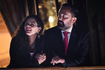 CIUDAD DE MÉXICO, 15SEPTIEMBRE2026.- Luisa María Alcalde, consejera jurídica del Ejecutivo Federal y Arturo Ávila, diputado de Morena, desde el balcón de Palacio Nacional dio el Grito de Independencia en el marco del 216 Aniversario ante miles de personas que se dieron cita en la plancha del zócalo capitalino. FOTO: MARIO JASSO/CUARTOSCURO.COM