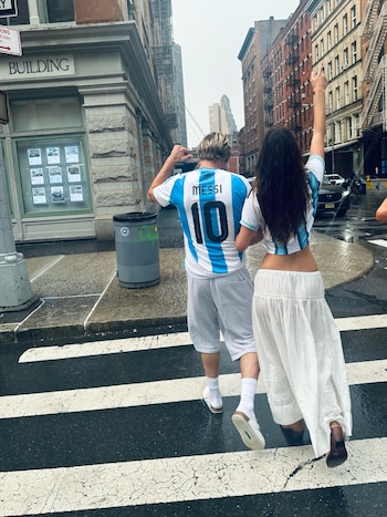 Entre lágrimas y cánticos, Camila Morrone celebró el triunfo de la Selección Argentina