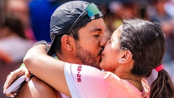 Triatleta salvadoreño protagoniza propuesta matrimonial