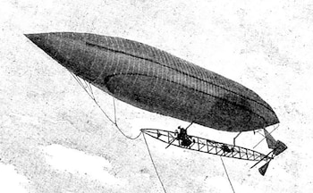 Dirigible alargado de forma cónica con una barquilla ligera suspendida y un tripulante a bordo sobre un fondo claro